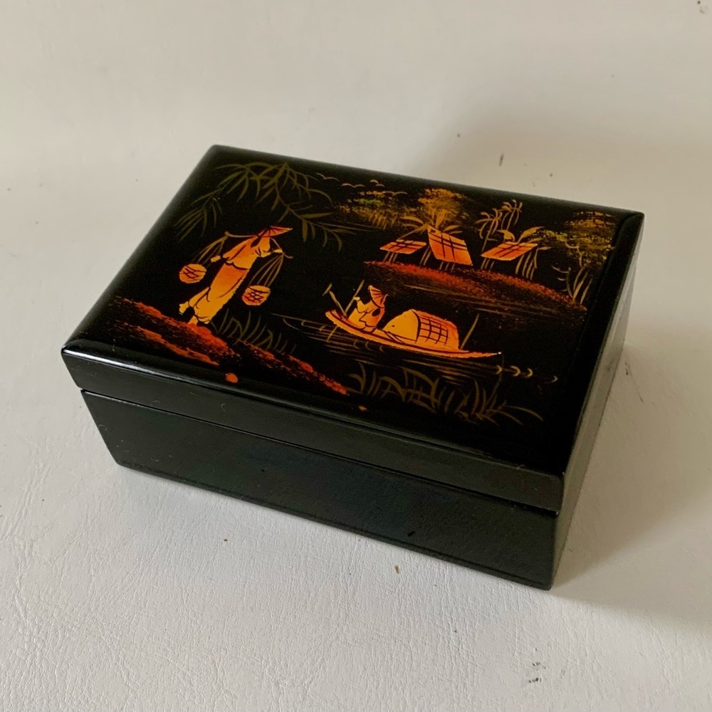 Vintage Lacquered jewelry box with a mirror 2/4.5/3”